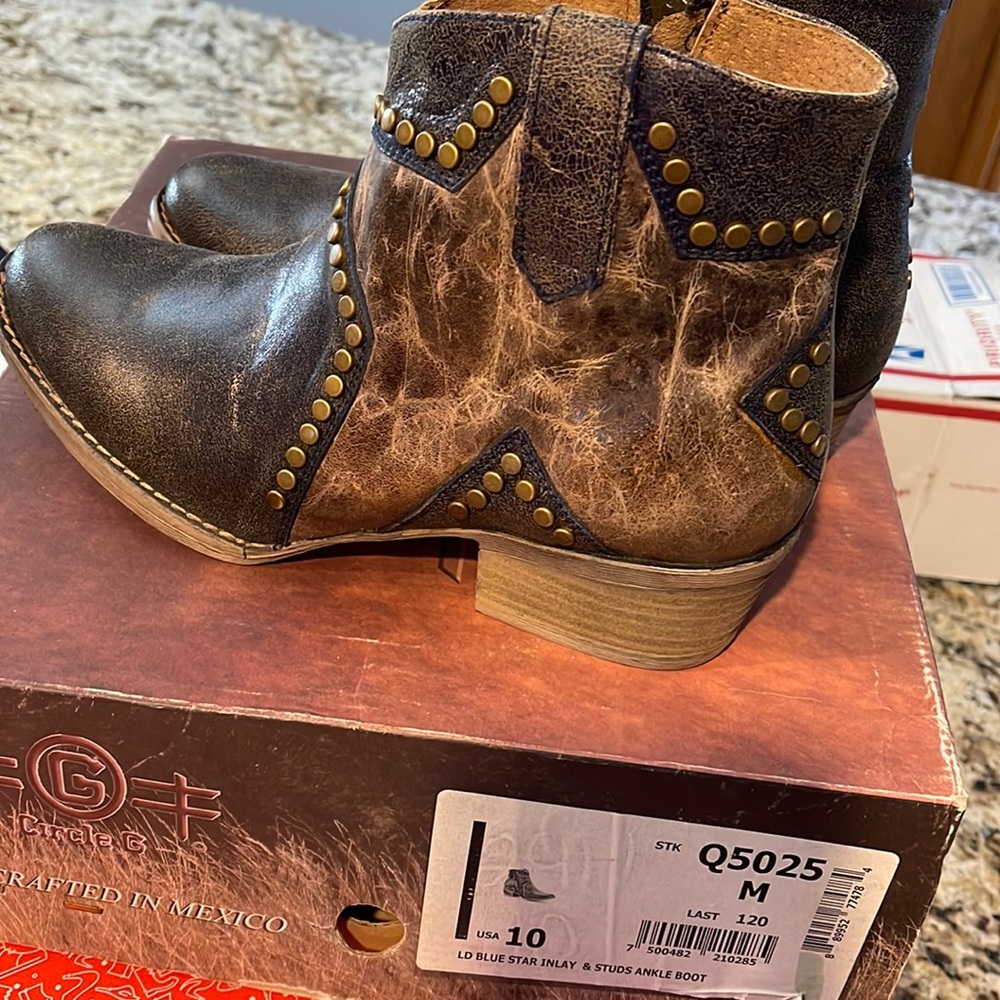Corral navy blue star inlay boot. Size 10